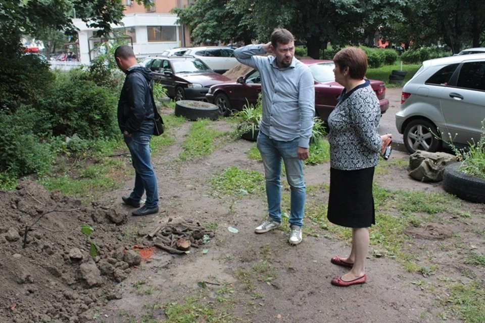 Начальник стройки Раушан (в центре) пока не придумал, что ему делать с костями.