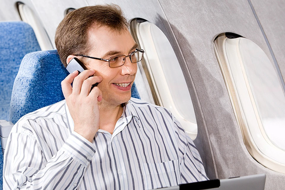 За возможность пронести телефон на борт самолёта пассажирам, возможно, придётся доплатить.