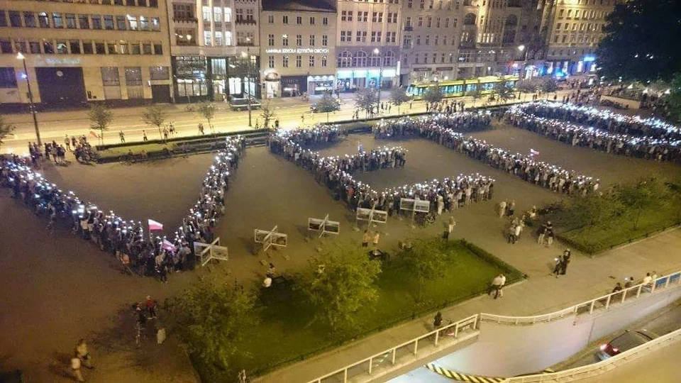 Протесты прокатились по всей Польше - в Познани тоже требовали наложить вето на антиконституционные законы о суде. Фото: facebook.com/KomitetObronyDemokracji