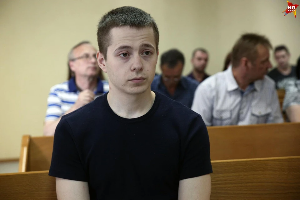 Женщина Под Новогоднюю Музыку Играет Мышцами Груди Женщина Под Новогоднюю Музыку Играет Мышцами Груди