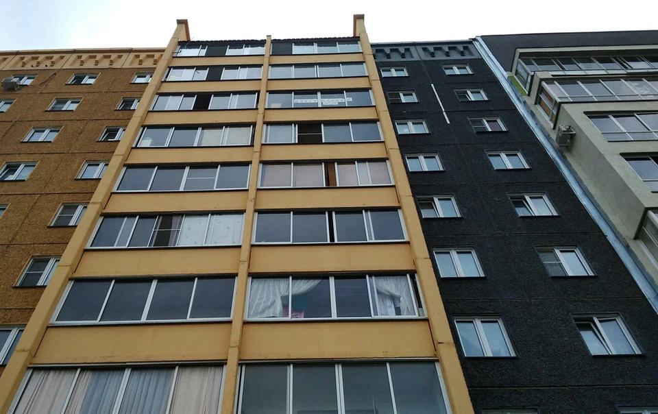 Ребенок едва не выпал с балкона жилого дома на ул. Академика Сахарова.