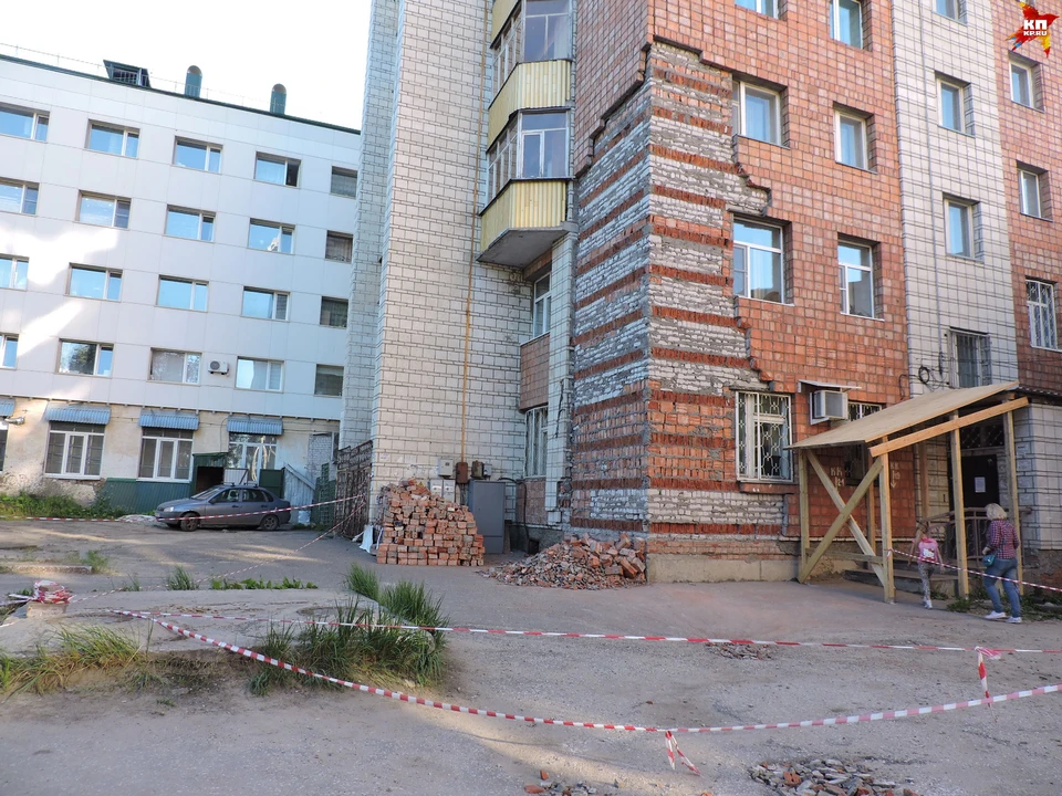 В конце июля часть облицовки дома просто обвалилась