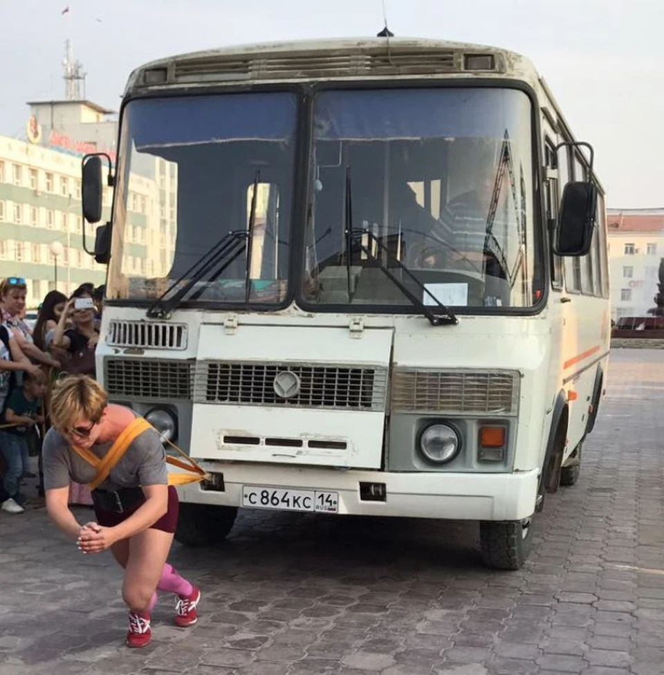 Марина протащила автобус на 70 метров.