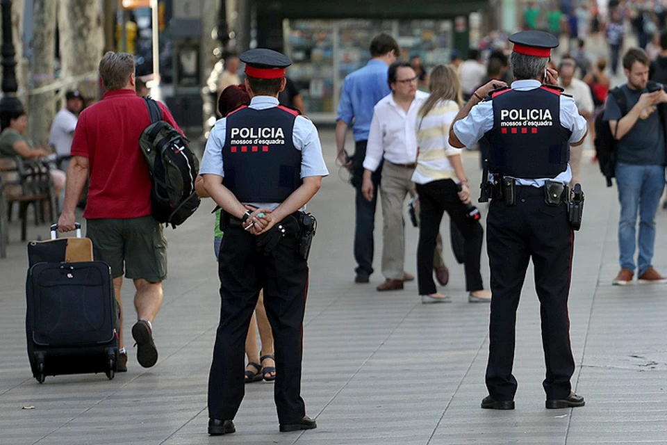 Полицейский патруль на улице Рамбла в Барселоне.