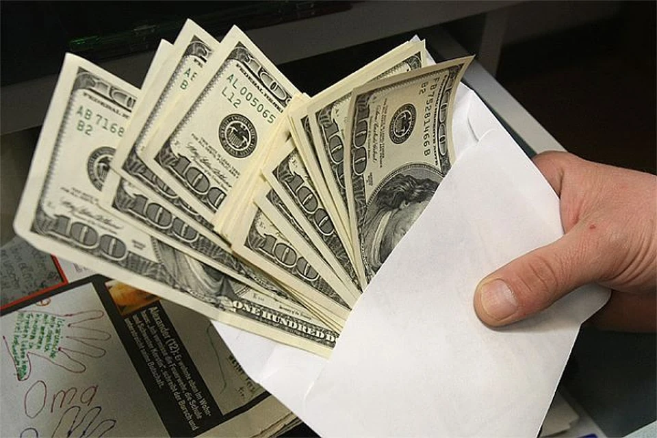 Почти каждый третий россиянин получает зарплату «в конверте»