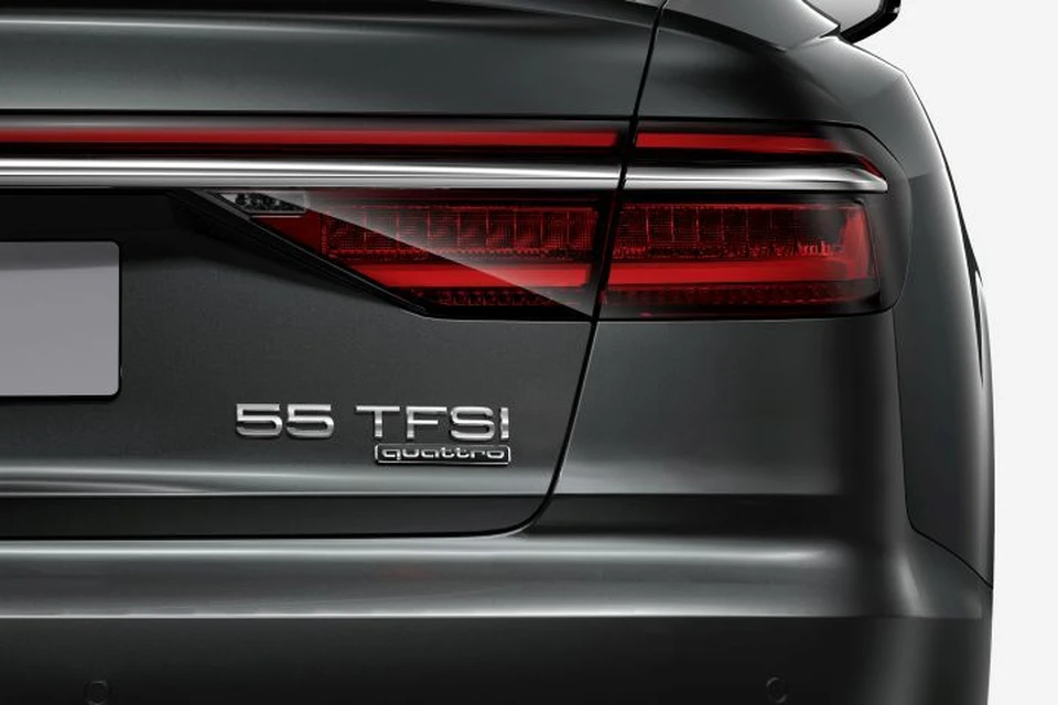 Из надписи на багажнике этого Audi A8 можно сделать вывод, что под капотом у автомобиля находится бензиновый турбомотор от 333 до 374 сил. А если быть точным, то это трехлитровый двигатель мощностью 340 л. с.