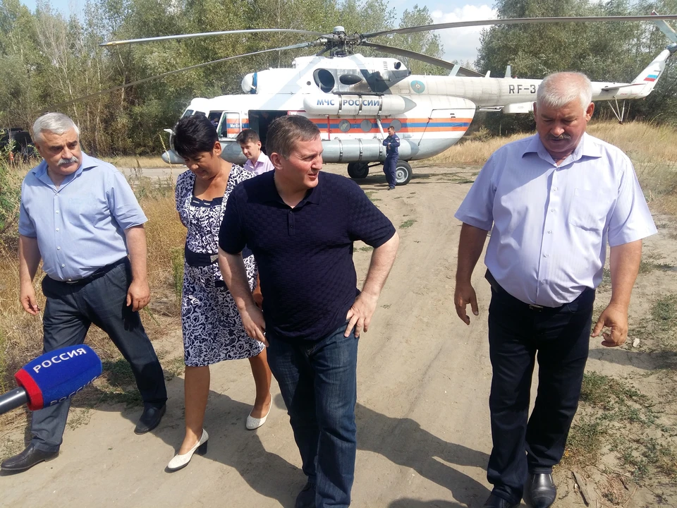 Оценить, как справились с пожарами местные власти, в Сиротинскую прилетел Андрей Бочаров.