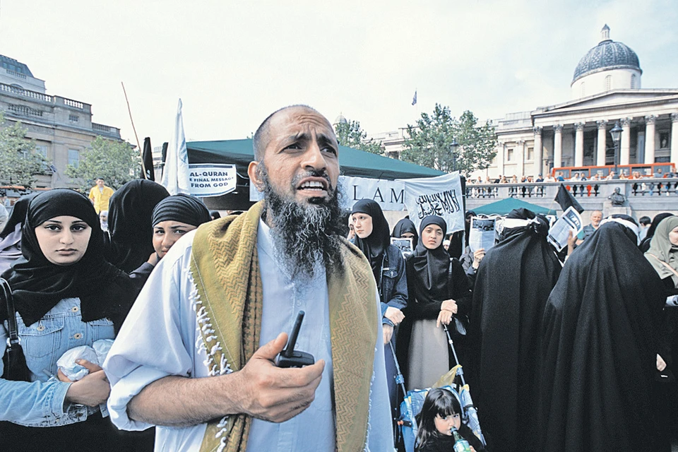 Шествия мусульманских фундаменталистов в центре Лондона под лозунгами «Главной религией в мире будет ислам!» давно не редкость для британской столицы. Участников таких акций охраняет полиция - а как иначе, надо же соблюсти толерантность...