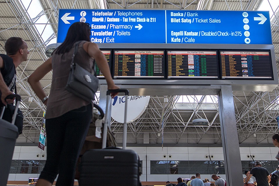 Туристы обанкротившегося туроператора Ted Travel ожидают свой рейс. ФОТО Сергей Бобылев/ТАСС
