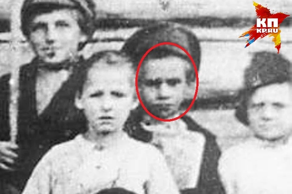 Школьная фотография Павлика Морозова. Слева в фуражке и с шестом в руке стоит его двоюродный брат Данила Морозов, которого суд признал виновным в убийстве