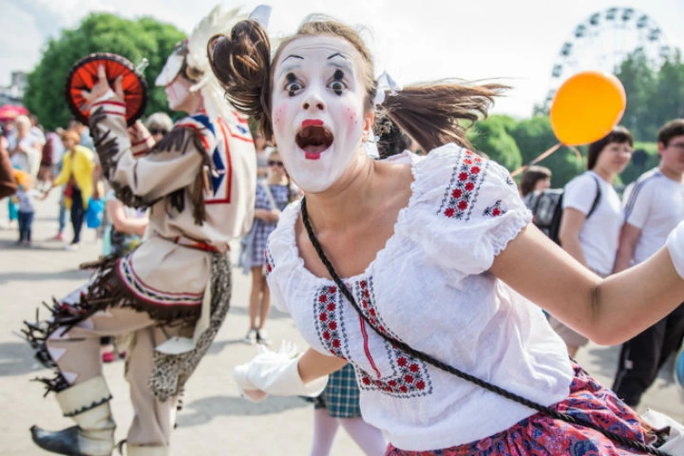 Неделя благотворительности в Ярославле завершится Фестивалем уличных театров.