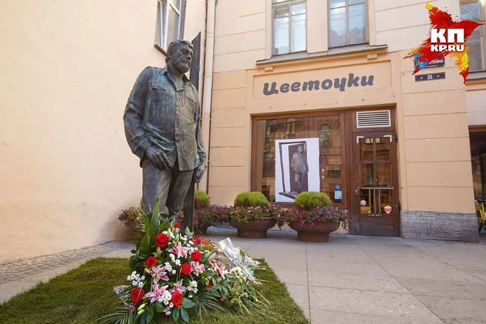 Памятник Сергею Довлатову на улице Рубинштейна