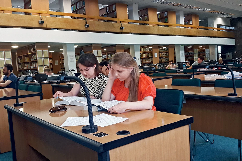 Магистранты Дарья Постникова и Ксения Хваленская в библиотеке Варшавского университета естественных наук готовятся к экзамену в рамках программы академической мобильности ERASMUS +.