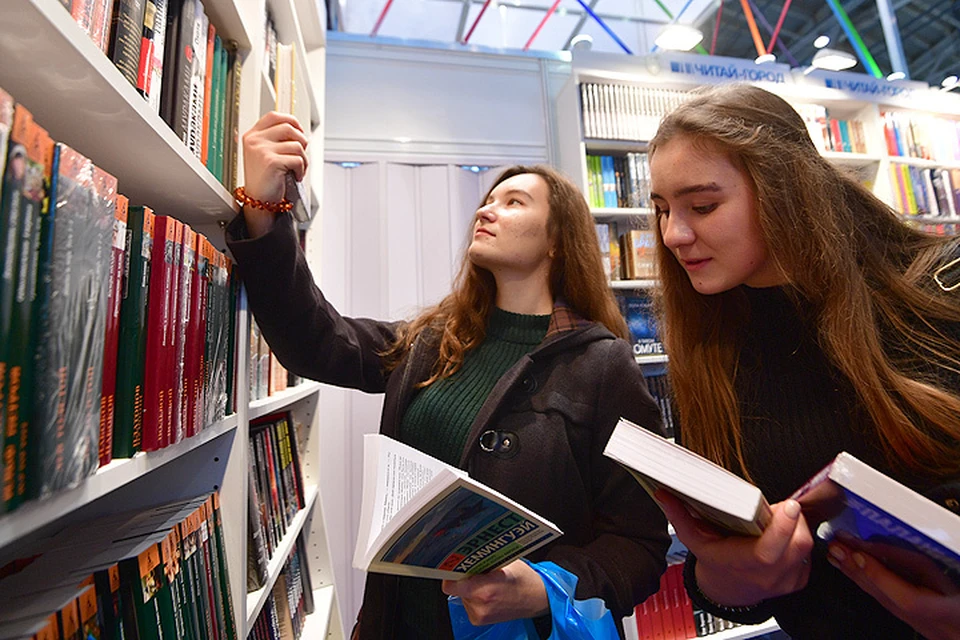 Посетители рассматривают полки Московской международной книжной ярмарки.