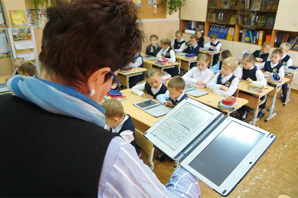 Екатеринбург. Ученики и учителя гимназии №120 получили для тестирования планшетные компьютеры.