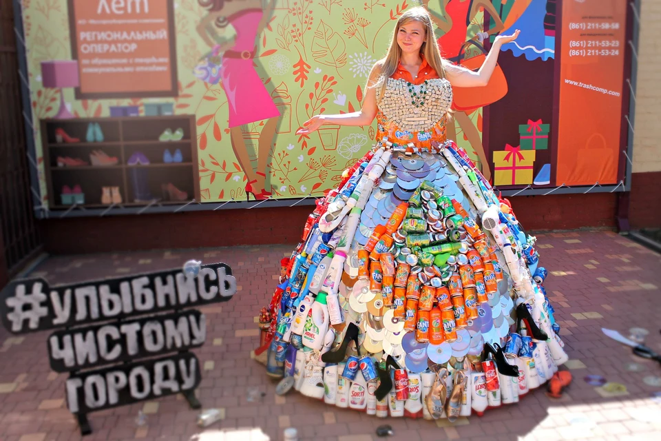 Выставка мусорных шедевров в Краснодаре: на создание этого платья ушло несколько сотен жестяных банок и пластиковых бутылок.