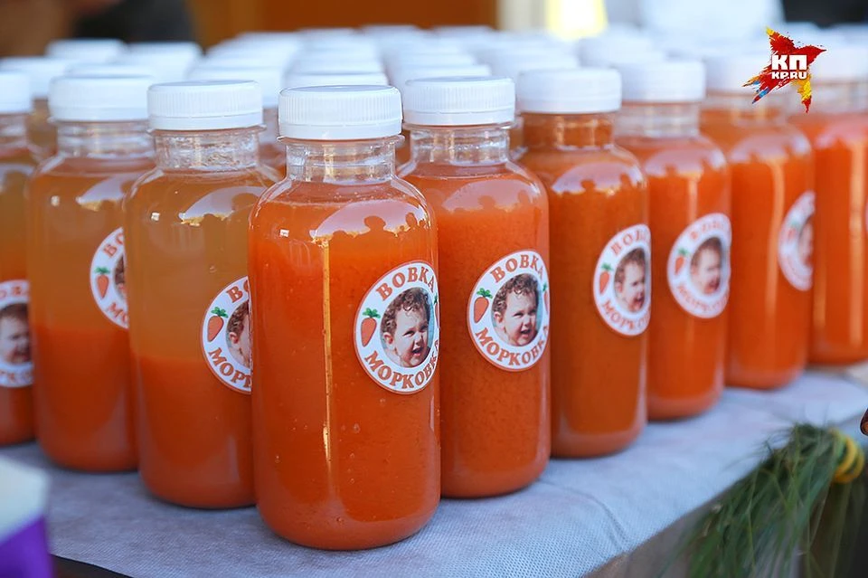 В 2015 году маленький Вова посадил с родителями морковь на даче, а осенью из собранного урожая выжали сок и продали красноярцам