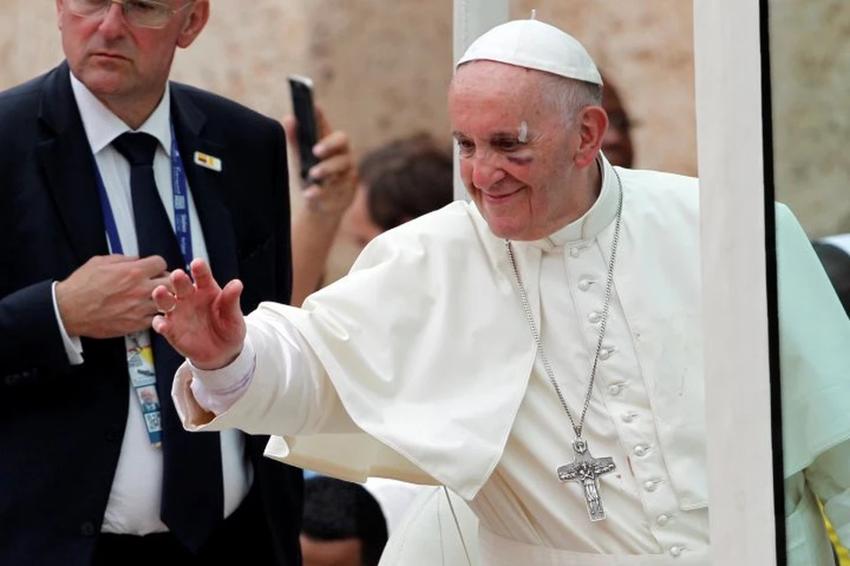 Папа Римский Франциск ударился лицом и рассек левую бровь во время езды в папамобиле