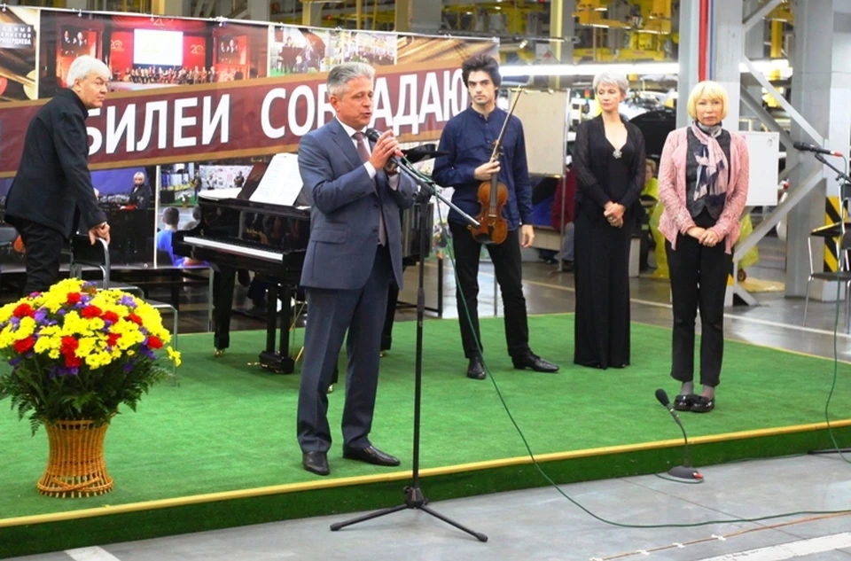 Генеральный директор «АВТОТОР Холдинг Мененджмент» Андрей Горбунов вручил всем участникам концерта медали, приуроченные 20-летию выпуска первого автомобиля на заводе «АВТОТОР»
