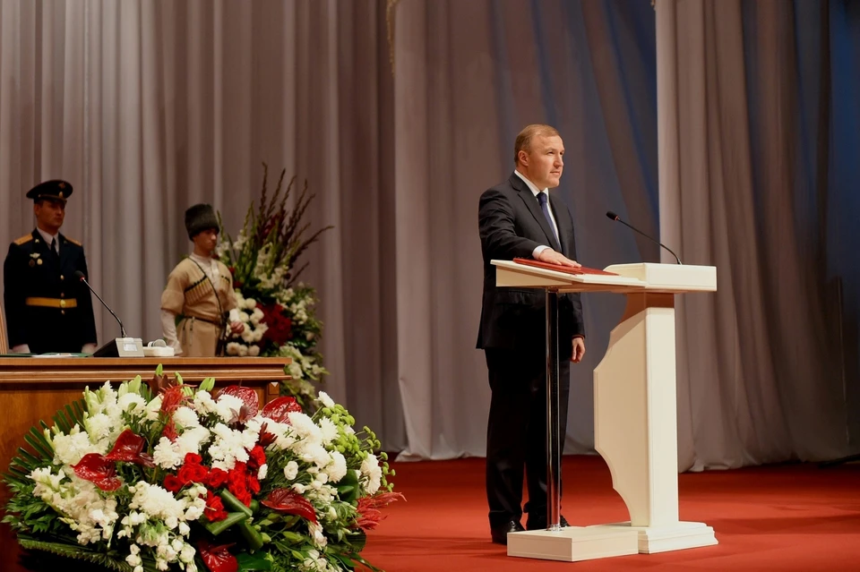 Новый глава Республики Адыгея Мурат Кумпилов во время инаугурации зачитал текст присяги на русском и адыгейском языках