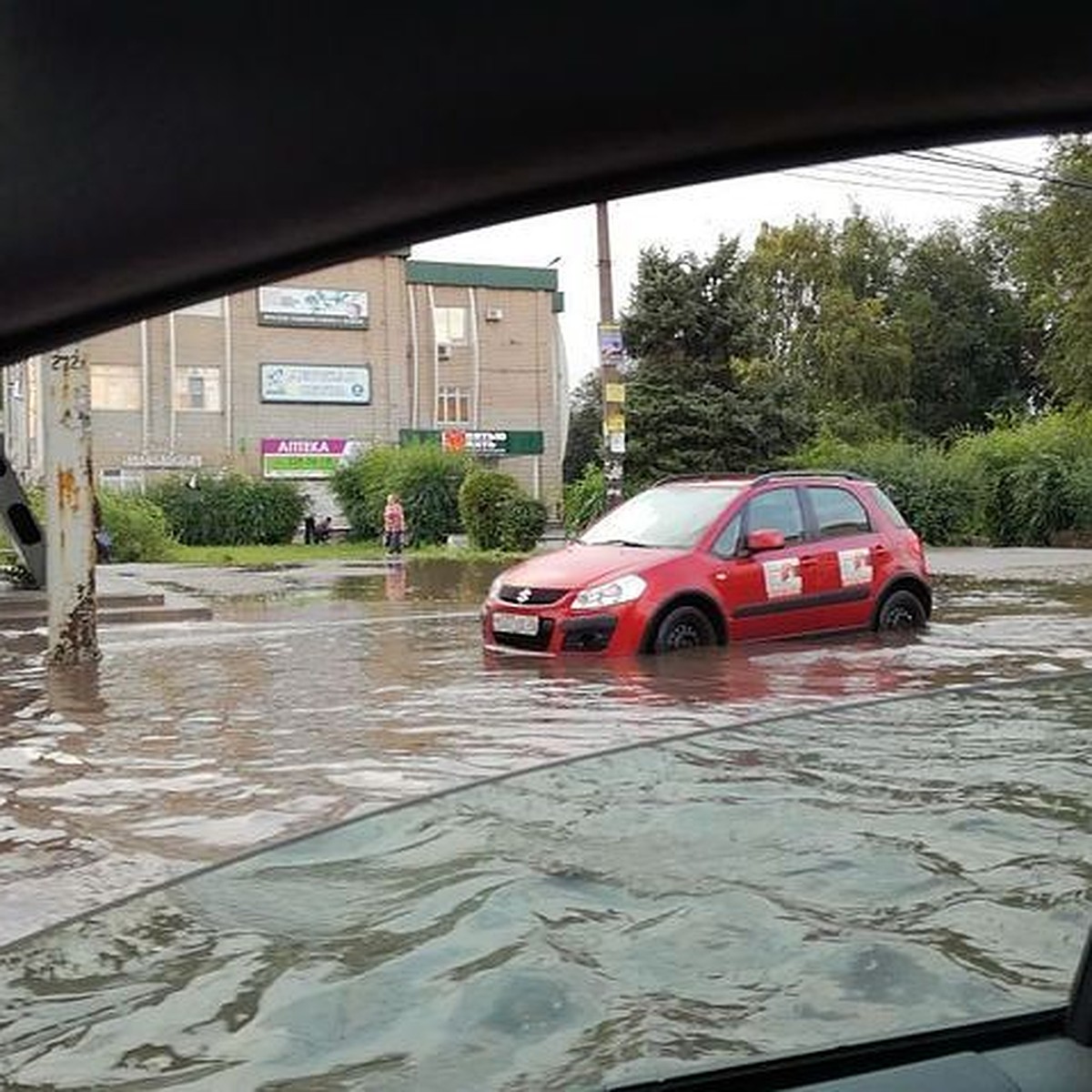 В Черноземье ливень, град и швалистый ветер валили деревья и срывали крыши  - KP.RU