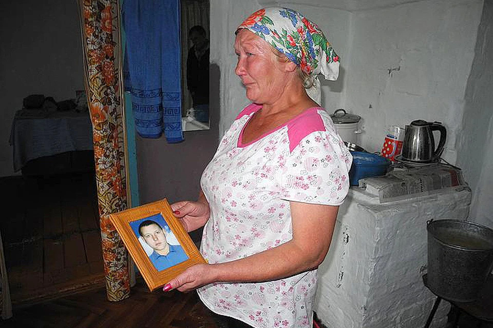 Ольга Кадникова с портретом сына: по команде пахана Коля резал руки, а потом покончил с собой.
