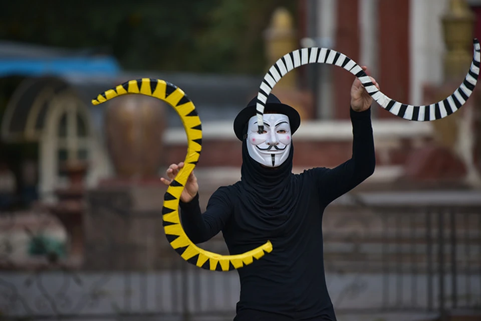 Уличные актеры и мимы представляют Бишкекчанам свои необычные перфомансы