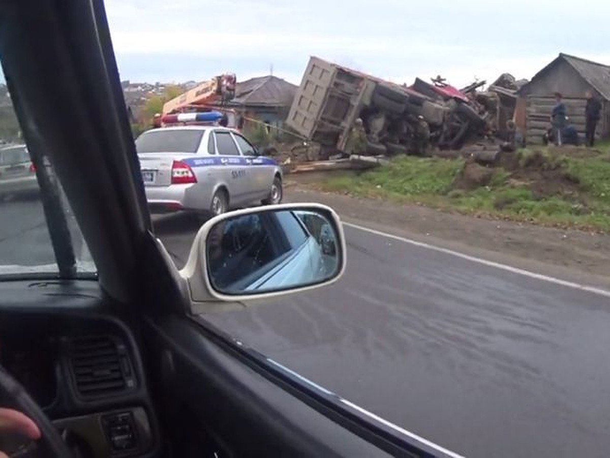 На Урале грузовик врезался в жилой дом и опрокинулся на легковушку - KP.RU