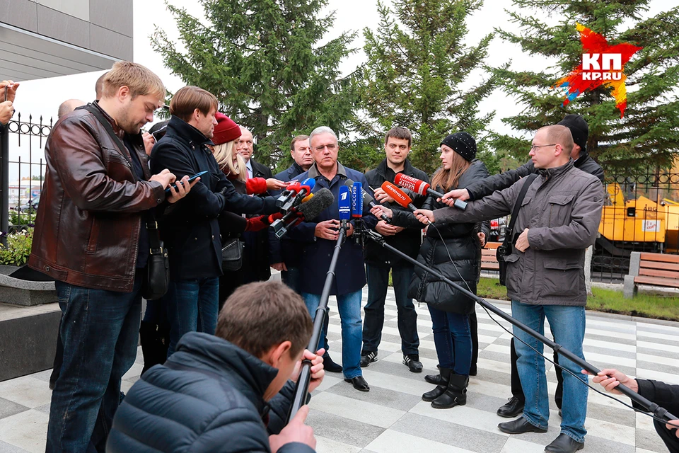 Чтобы встретить нового врио губернатора Красноярского края Александра Усса в аэропорт приехали десятки журналистов
