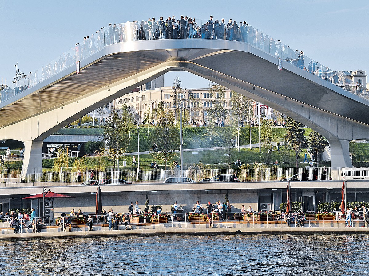 Мосты набережные смотровые площадки москвы. Парк Зарядье парящий мост. Парк Зарядье мост над рекой. Парящий мост в Москве в парке Зарядье. Мост над Москва рекой в парке Зарядье.