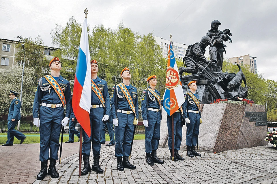Знаменитый памятник стал символом всей спасательной службы. Фото: Пресс-служба МЧС России