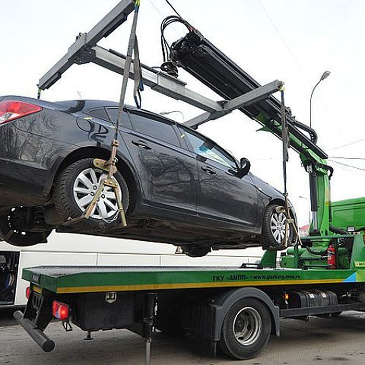 Должница из Петрозаводска случайно проболталась приставам, что приехала к  ним на BMW за 1,5 миллиона рублей - KP.RU