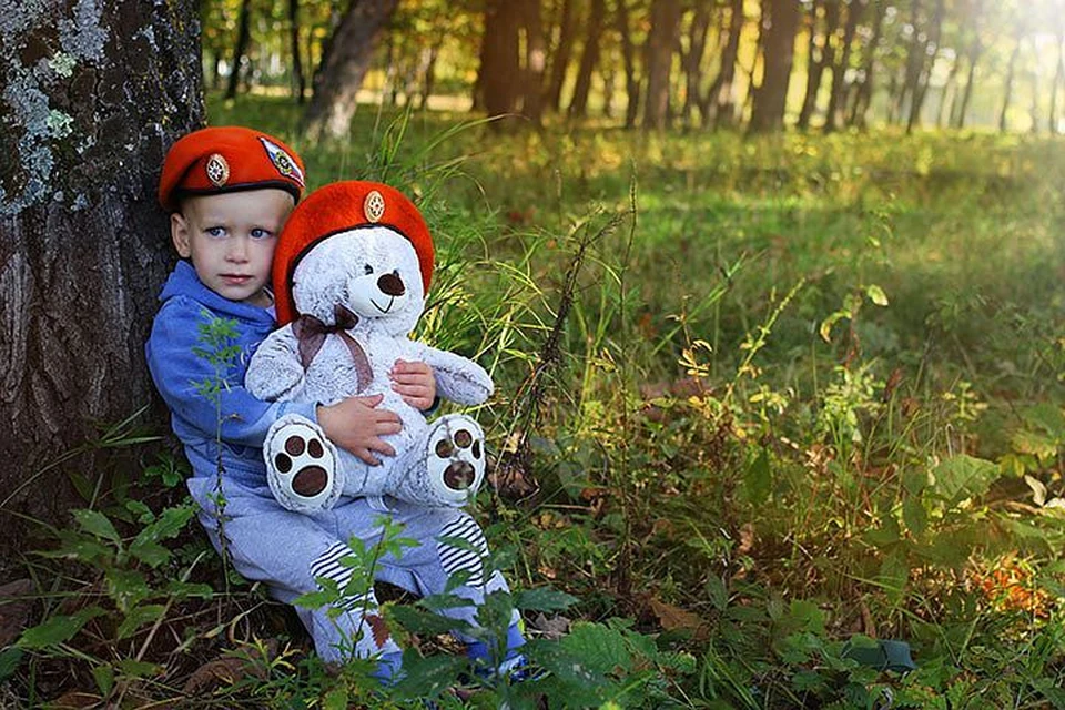 Сашенька Шишин (2 года), сын начальника Амурского спасательного центра МЧС России Алексея Шишина.