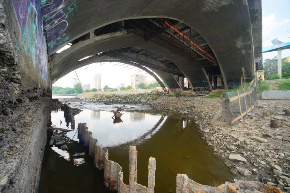 Для ремонта Макаровского моста, в середине лета был понижен уровень воды в городском пруду.