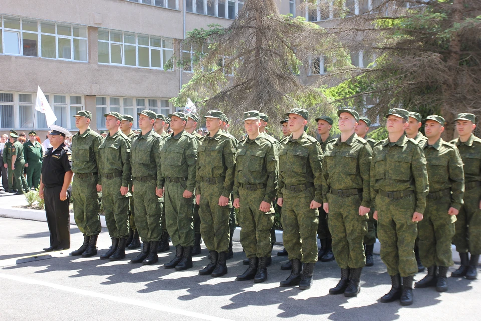 Новобранцы будут служить в ВДВ, Сухопутных войсках, Воздушно-космических силах и в войсках Росгвардии.