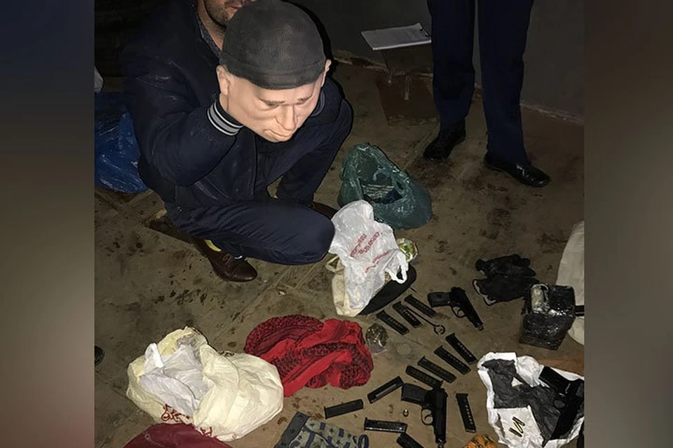 Маски, одежду и оружие подозреваемые хранили в гараже одного из участников группировки. ФОТО: СУ СК Самарской области