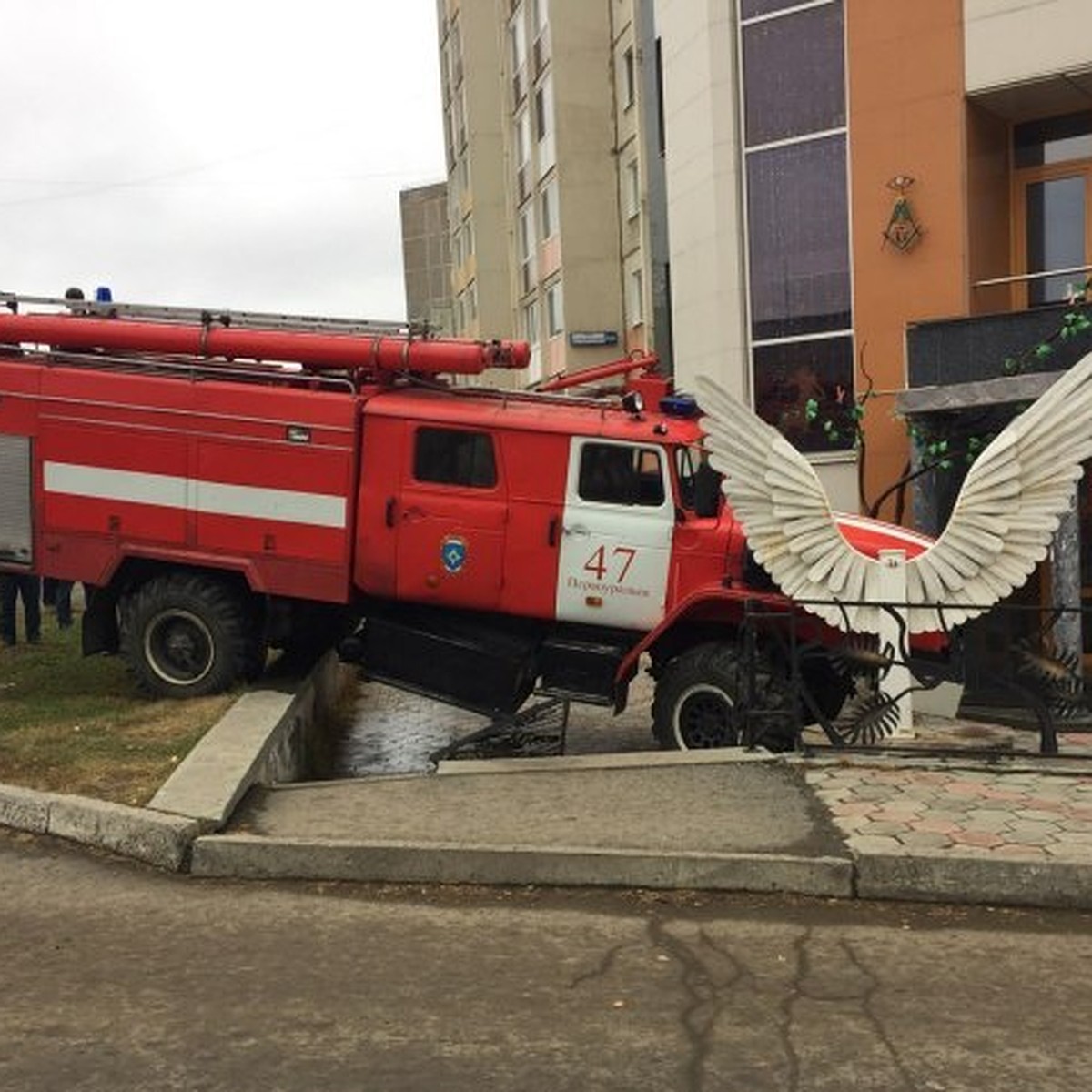 В ГИБДД рассказали, почему водитель пожарной машины въехал в салон красоты  - KP.RU