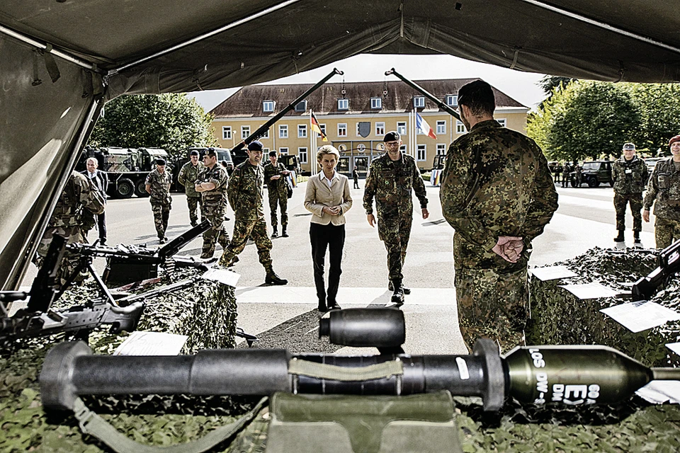 Недавно министр обороны ФРГ Урсула фон дер Ляйен (в центре) побывала с инспекцией в германо-французской бригаде в немецком Мюльгейме. Бригада считается прообразом евроармии. В ближайший год на обустройство казарм для ее военнослужащих будет потрачено 50 миллионов евро.