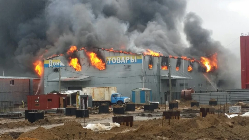Пожар полностью уничтожил павильон за несколько часов. Фото: ВК, группа "Ростов Главный"