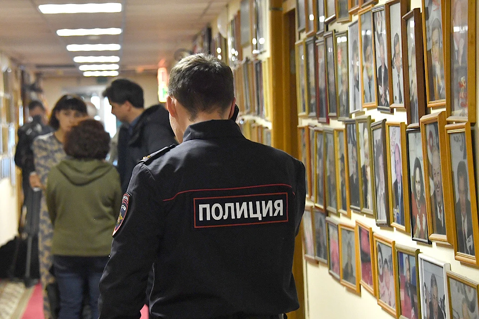 23 октября 2017 года. Сотрудник полиции в коридорах офиса радиостанции "Эхо Москвы".