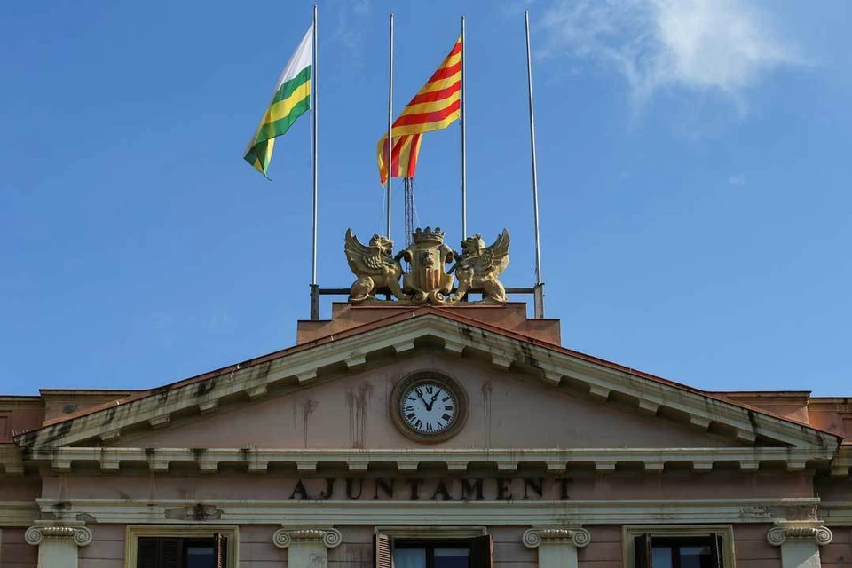 Флагштоки, где раньше развевались испанские знамена, стремительно пустеют