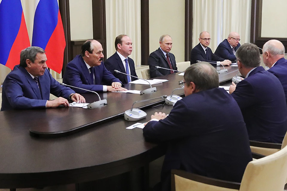 Владимир Путин в четверг собрал ушедших в отставку нынешней осенью руководителей регионов
