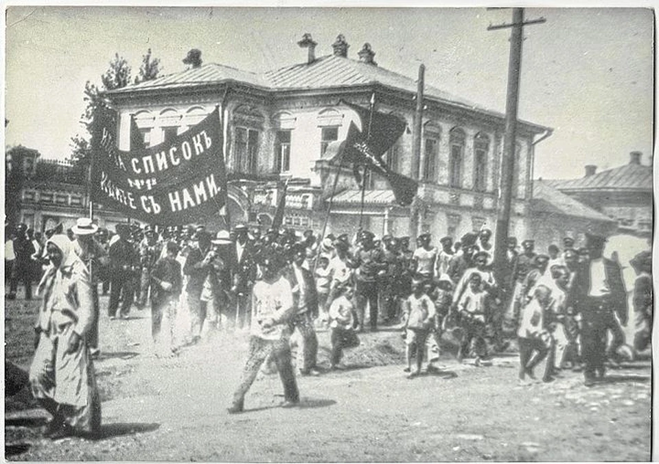 Демонстрация уфимских рабочих в поддержку советской власти