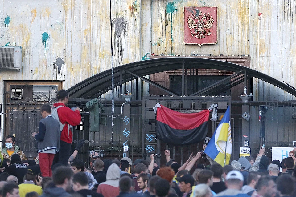 Июнь 2014 года, беспорядки у стен российского посольства в Киеве.