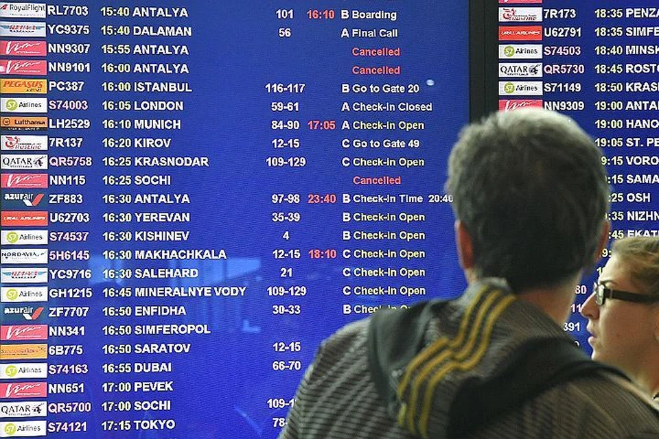 Сентябрь 2017 года, пассажиры ВИМ-Авиа у табло с отмененными рейсами авиакомпании.