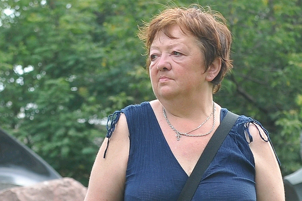 2012 год. Мария Королева возле могилы своей матери Людмилы Гурченко в годовщину её смерти.