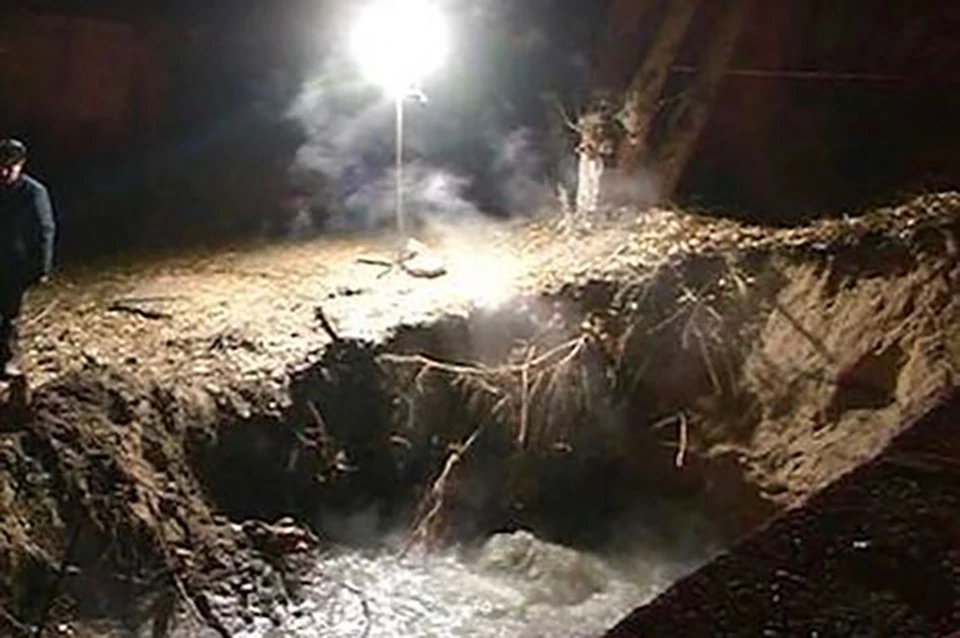 Провал грунта на месте крупной коммунальной аварии в Улан-Удэ. Фото: СКР