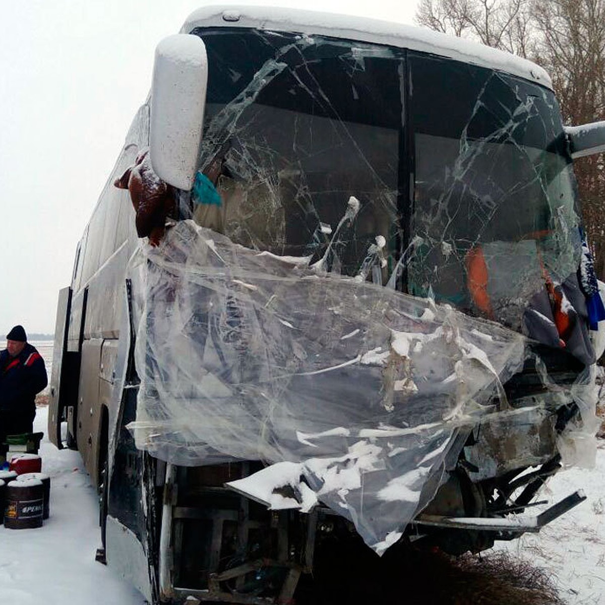 На Алтае после жуткой аварии три человека живут в автобусе - KP.RU