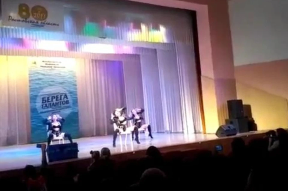 Не все зрители оценили выступление девушек на сцене ДК Таганрога. Фото: стоп-кадр видео группы "Мой Таганрог"
