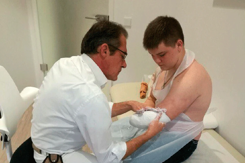 В немецком Центре протезирования «Новавис» ему предоставили тренировочные биопротезы.